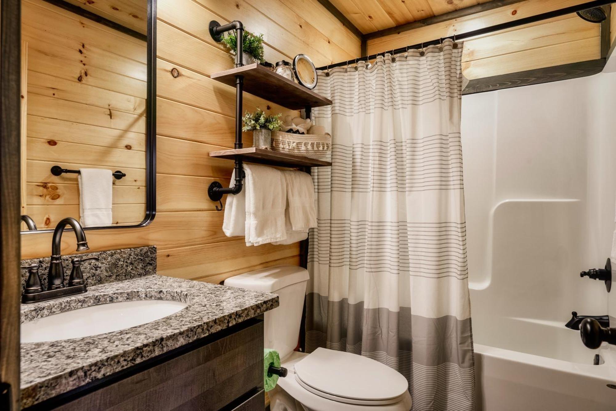Mountainscape - Brand New Cabin W Views - Hottub - Firetable - Ps5 - Pooltable - 3 Pools แกตลิงเบิร์ก ภายนอก รูปภาพ