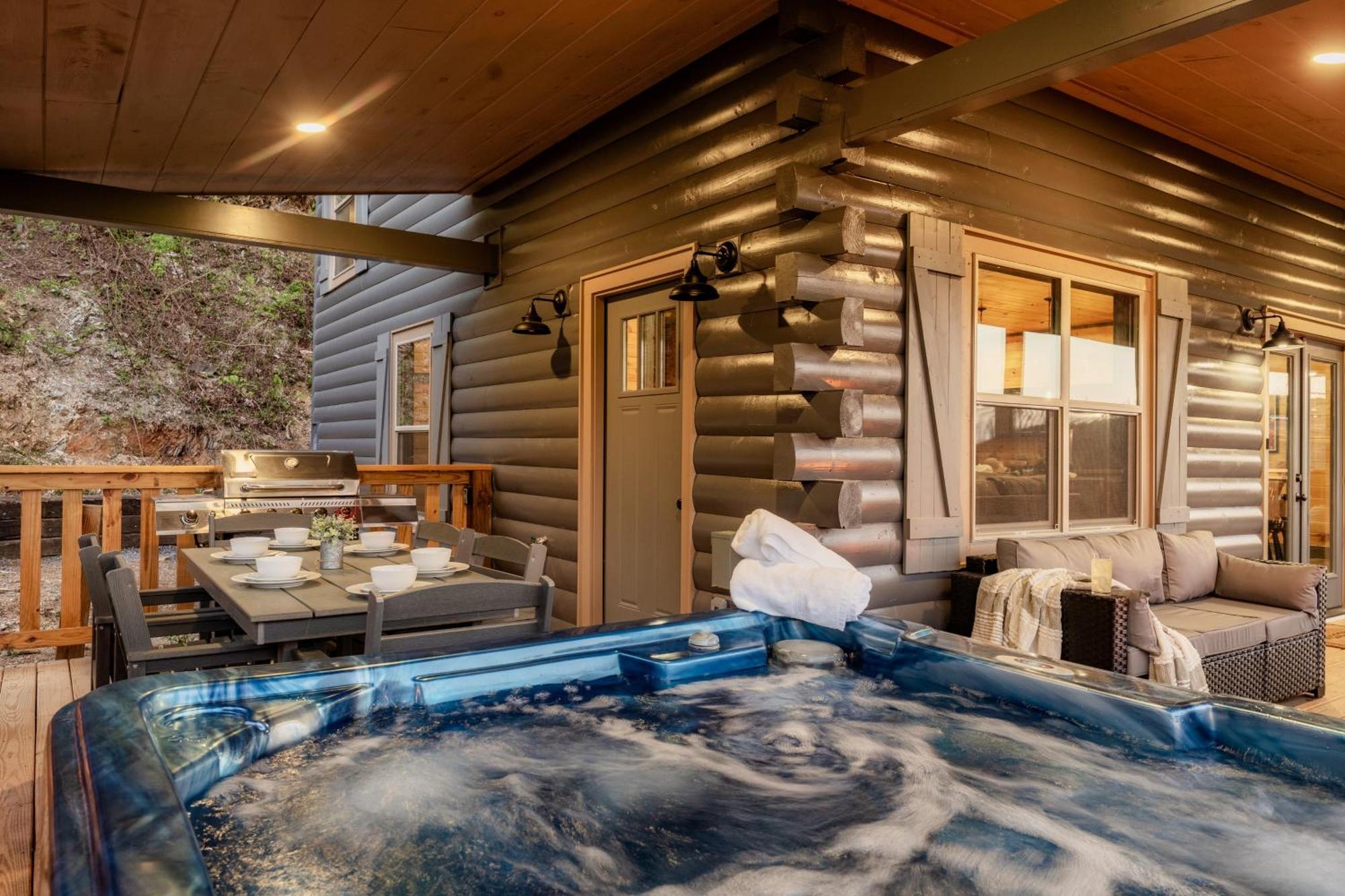 Mountainscape - Brand New Cabin W Views - Hottub - Firetable - Ps5 - Pooltable - 3 Pools แกตลิงเบิร์ก ภายนอก รูปภาพ