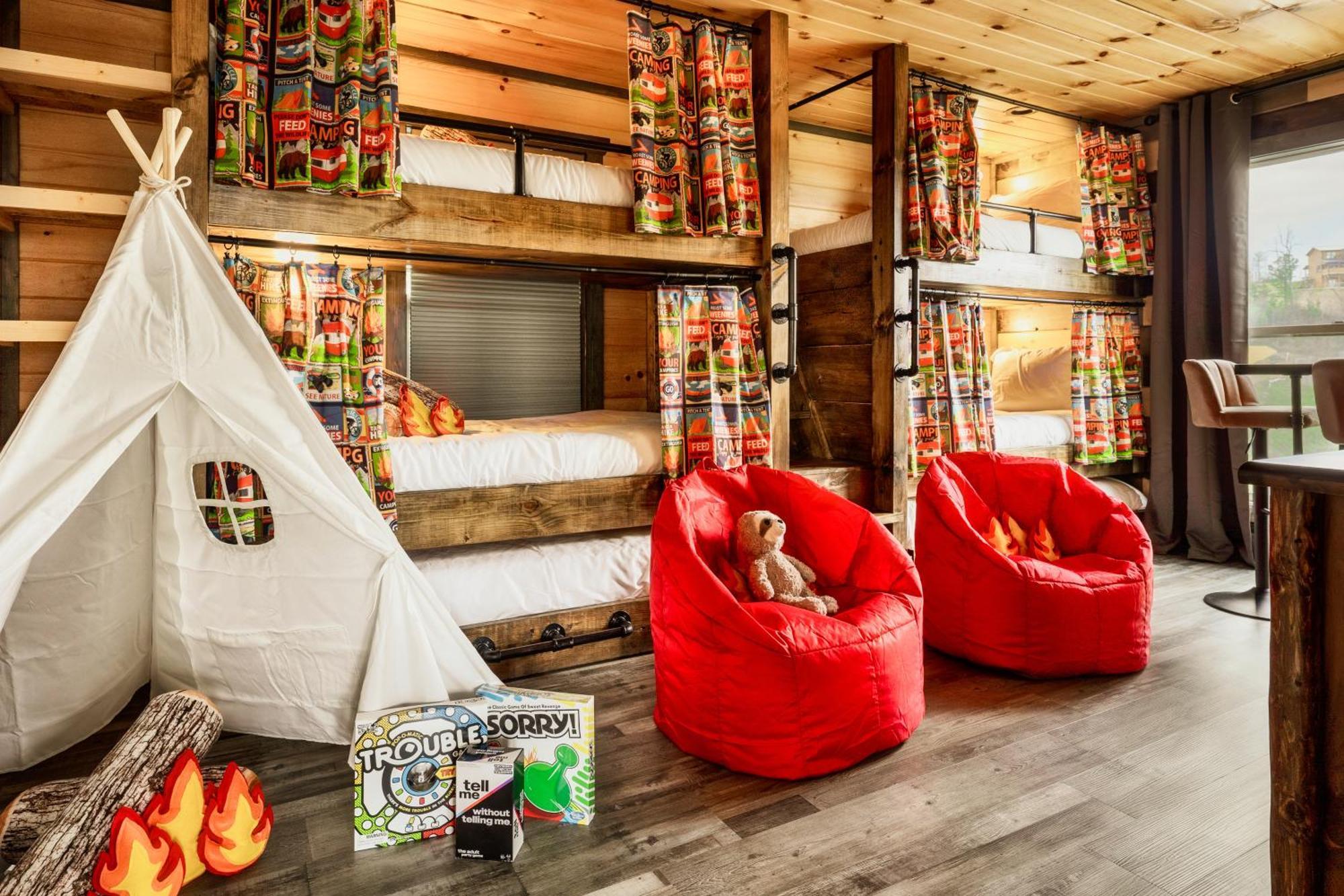 Mountainscape - Brand New Cabin W Views - Hottub - Firetable - Ps5 - Pooltable - 3 Pools แกตลิงเบิร์ก ภายนอก รูปภาพ