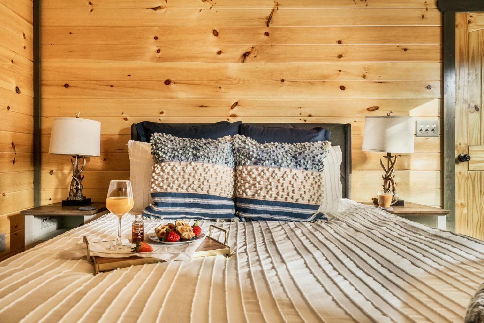 Mountainscape - Brand New Cabin W Views - Hottub - Firetable - Ps5 - Pooltable - 3 Pools แกตลิงเบิร์ก ภายนอก รูปภาพ